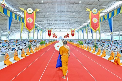 ภาพ No.85441:พิธีถวายมหาสังฆทานคณะสงฆ์ 2000 กว่าวัดทั่วประเทศปีที่ 23, พิธีถวายไทยธรรมคณะสงฆ์ 323 วัด 4 จังหวัดชายแดนภาคใต้, พิธีมอบปัจจัยช่วยเหลือครู 4 จังหวัดชายแดนภาคใต้ ณ สภาธรรมกายสากล วัดพระธรรมกาย ในวันสมาธิโลก อาทิตย์ที่ 6 สิงหาคม พ.ศ. 2566