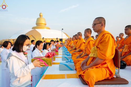 ภาพ No.201105:พิธีตักบาตรพระธรรมยาตรา ณ อนุสรณ์สถานลำดับที่ 5 สถานที่เผยแผ่วิชชาธรรมกายครั้งแรก อนุสรณ์สถานบางปลา วัดบางปลา อำเภอบางเลน จังหวัดนครปฐม ในโครงการธรรมยาตรา กตัญญูบูชา มหาปูชนียาจารย์ พระมงคลเทพมุนี(สด จนฺทสโร) พระผู้ปราบมาร อนุสรณ์สถาน 7 แห่ง ปีที่ 13