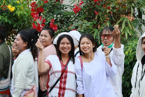 ภาพ No.195418:พิธีตักบาตรพระธรรมยาตรา ณ อนุสรณ์สถานลำดับที่ 3 สถานที่เกิดใหม่ในเพศสมณะ วัดสองพี่น้อง ต.ต้นตาล อ.สองพี่น้อง จ.สุพรรณบุรี ในโครงการธรรมยาตรา กตัญญูบูชา มหาปูชนียาจารย์ พระมงคลเทพมุนี(สด จนฺทสโร) พระผู้ปราบมาร ปีที่ 13 วันที่ 15 มกราคม พ.ศ.2568