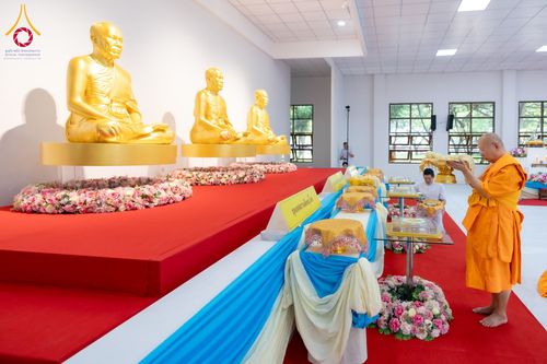 ภาพ No.160879:พิธีเจริญพระพุทธมนต์ และปิดแผ่นทองรูปเหมือน พระเดชพระคุณพระมงคลเทพมุนี (สด จนฺทสโร) พระผู้ปราบมาร จำนวน 3 องค์ วันเสาร์ที่ 5 ตุลาคม พ.ศ. 2567 ณ อาคารปลูกศรัทธา 2 (ชานชลาเดิม) วัดพระธรรมกาย อ.คลองหลวง จ.ปทุมธานี