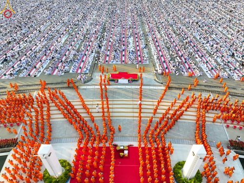 ภาพ No.187813:พิธีตักบาตรฉลองพระใหม่ ต้อนรับพุทธศักราช 2568 ณ ลานธรรมพระมหาธรรมกายเจดีย์ วัดพระธรรมกาย จ.ปทุมธานี วันที่ 1 มกราคม พ.ศ. 2568