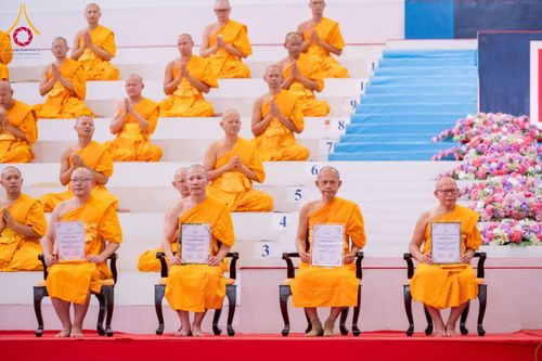 ภาพ No.237518:วันอาทิตย์ที่ 10 สิงหาคม พ.ศ.2568 พิธีมอบใบประกาศเกียรติคุณ โครงการสอบบาลี "ฉลองแชมป์" บูชาธรรม 80 ปี หลวงพ่อธัมมชโย ประจำปี 2568 และ พิธีมอบดวงแก้วสามเณรทรงบาลีไวยากรณ์ ณ สภาธรรมกายสากล วัดพระธรรมกาย ปทุมธานี