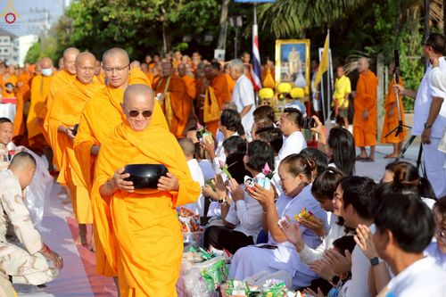 ภาพ No.235230:วันอาทิตย์ที่ 27 กรกฎาคม พ.ศ. 2568 พิธีตักบาตรพระ1,000 รูป ทำบุญเมืองพัทลุง ประธานสงฆ์ พระปริยัติวชิโรดม  เจ้าคณะจังหวัดพัทลุง ประธานฆราวาส นายรัฐศาสตร์ ชิดชู  ผู้ว่าราชการจังหวัดพัทลุง