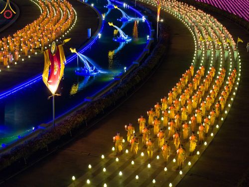 ภาพ No.279310:พิธีจุดวิสาขประทีป พิธีเวียนประทักษิณ ในวันวิสาขบูชา พุธที่ 22 พฤษภาคม พ.ศ. 2567 ( วันพระขึ้น 15 ค่ำ เดือน 6 ) ณ ลานธรรม พระมหาธรรมกายเจดีย์ วัดพระธรรมกาย จ.ปทุมธานี