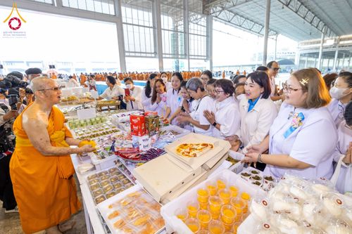 ภาพ No.204366:พิธีถวายภัตตาหารเป็นสังฆทาน แด่พระธรรมยาตรา ณ วัดพระธรรมกาย ตำบลคลองสาม อำเภอคลองหลวง จังหวัดปทุมธานี ในโครงการธรรมยาตรา กตัญญูบูชา มหาปูชนียาจารย์ พระมงคลเทพมุนี(สด จนฺทสโร) พระผู้ปราบมาร อนุสรณ์สถาน 7 แห่ง ปีที่ 13 วันที่ 31 มกราคม พ.ศ. 2568