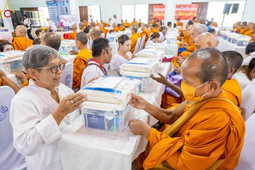 ภาพ No.131893:พิธีถวายสังฆทาน 323 วัด 4 จังหวัดชายแดนภาคใต้ ปีที่ 20 ครั้งที่ 167 และ พิธีมอบกองทุนหนุนแรงใจช่วยครูใต้ ปีที่ 17 ครั้งที่ 132 วันเสาร์ที่ 23 มีนาคม พ.ศ. 2567 ณ วัดมุจลินทวาปีวิหารพระอารามหลวง อ.หนองจิก จ.ปัตตานี