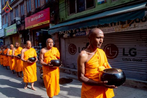 ภาพ No.213187:วันที่ 17 - 18 มีนาคม พ.ศ. 2568 คณะสงฆ์และสามเณรเดินบิณฑบาต รอบเมืองในพื้นที่ วัดสยมภูวนาถและราชวังปาตัน ณ เมืองกาฐมาณฑุ ประเทศเนปาล