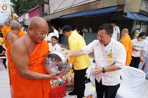 ภาพ No.146319:ตักบาตรพระ 1,384 รูป ทำบุญเมืองฝางครบรอบ 1,383 ปี ถวายเป็นพระราชกุศลแด่พระบาทสมเด็จพระเจ้าอยู่หัว เนื่องในโอกาสพระราชพิธีมหามงคล เฉลิมพระชนมพรรษา 6 รอบ 72 พรรษา วันเสาร์ที่ 27 กรกฎาคม พ.ศ.2567  ณ ถนนหน้าที่ว่าการอำเภอฝาง จ.เชียงใหม่