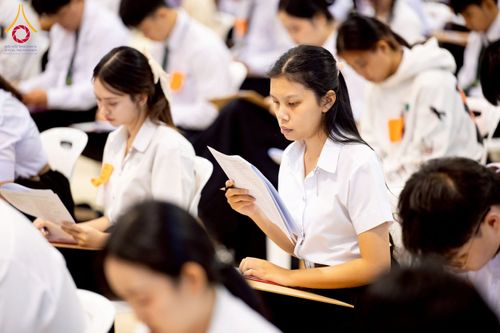 ภาพ No.273373:วันที่ 23 พฤศจิกายน พ.ศ. 2568 การสอบตอบปัญหาธรรมะ ทางก้าวหน้า "ระดับอุดมศึกษา" ณ ห้องแก้วสารพัดนึก 1 สภาธรรมกายสากล วัดพระธรรมกาย จ.ปทุมธานี