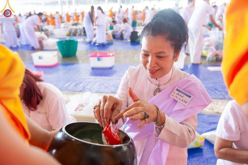 ภาพ No.222053:วันที่ 4 พฤษภาคม พ.ศ. 2568 พิธีตักบาตร เนื่องในวันอาทิตย์ต้นเดือน ณ บ้านแก้วเรือนทองคุณยายฯ วัดพระธรรมกาย