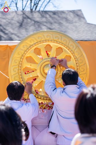 ภาพ No.62456:คณะศิษยานุศิษย์รวมใจสถาปนาและสมโภช ธรรมจักร เพื่ออัญเชิญประดิษฐาน ณ ยอดอุโบสถ 80 ปี หลวงพ่อธัมมชโย วัดพระธรรมกายนิวเจอร์ซี ประเทศสหรัฐอเมริกา  วันอาทิตย์ที่ 7 เมษายน พ.ศ. 2567