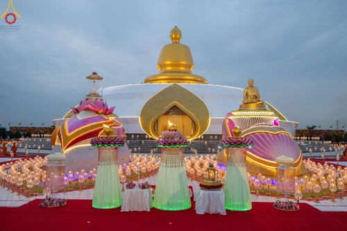 ภาพ No.118262:พิธีจุดประทีปถวายเป็นพุทธบูชา และบูชาธรรมมหาปูชนียาจารย์ พระมงคลเทพมุนี(สด จนฺทสโร) วันที่ 24 มกราคม พ.ศ. 2567 ณ อนุสรณ์สถานบางปลา อ.บางเลน จ.นครปฐม