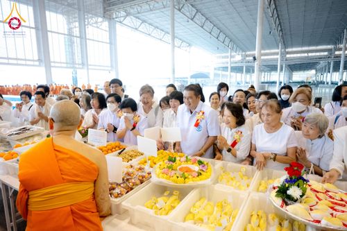 ภาพ No.203751:พิธีถวายภัตตาหารเป็นสังฆทาน แด่พระธรรมยาตรา ณ วัดพระธรรมกาย ตำบลคลองสาม อำเภอคลองหลวง จังหวัดปทุมธานี ในโครงการธรรมยาตรา กตัญญูบูชา มหาปูชนียาจารย์ พระมงคลเทพมุนี(สด จนฺทสโร) พระผู้ปราบมาร อนุสรณ์สถาน 7 แห่ง ปีที่ 13 วันที่ 30 มกราคม พ.ศ. 2568