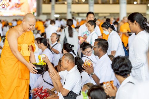 ภาพ No.263947:วันอาทิตย์ที่ 2 พฤศจิกายน พ.ศ. 2568 พิธีตักบาตรอาทิตย์ต้นเดือน ณ บ้านแก้วเรือนทองคุณยายฯ วัดพระธรรมกาย