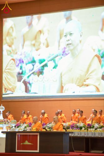 ภาพ No.232097:วันอาทิตย์ที่ 6 กรกฏาคม พ.ศ. 2568 พิธีตักบาตร ข้าวสารอาหารแห้ง  พิธีบูชาข้าวพระ สัมมนาพิเศษราชเหล็ก ณ สภาธรรมกายสากล วัดพระธรรมกาย