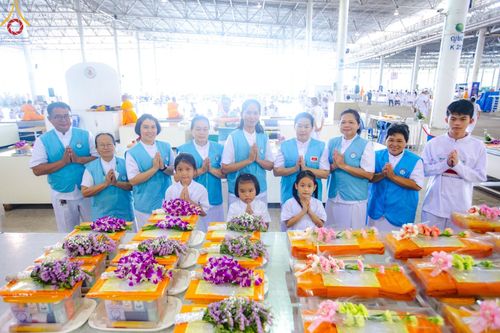 ภาพ No.139143:พิธีตักบาตร , พิธีบูชาข้าวพระ ณ ห้องแก้วสารพัด 1 สภาธรรมกายสากล วัดพระธรรมกาย วันอาทิตย์ต้นเดือนที่ 2 มิถุนายน พ.ศ. 2567