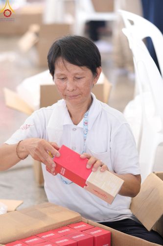 ภาพ No.212335:วันพุธที่ 19 มีนาคม พ.ศ. 2568 การบรรจุไทยธรรมลงกล่องสำเร็จ 43,500 กล่อง เพื่อถวายแด่พระสังฆาธิการ 40,000 กว่าวัดทั่วไทย ในวันคุ้มครองโลก 22 เมษายน พ.ศ. 2568 ณ บ้านแก้วเรือนทองคุณยายฯ วัดพระธรรมกาย