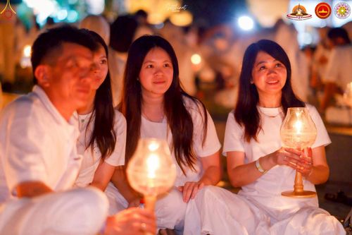 ภาพ No.224556:วันจันทร์ที่ 12 พฤษภาคม พ.ศ. 2568  ชาวพุทธในอินโดนีเซีย ร่วมฉลองวิสาขบูชาจุดประทีปกว่า 200,000 ดวง ณ พระมหาเจดีย์บรมพุทโธ  เจริญพุทธมนต์ถวาย “พระวชิรเกล้าเจ้าอยู่หัว”