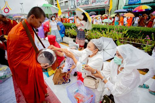 ภาพ No.226156:วันอาทิตย์ที่ 25 พฤษภาคม พ.ศ. 2568 พิธีตักบาตรพระ 1,000 รูปเมืองตรัง ครบรอบ 110 ปี เมืองทับเที่ยง ถวายเป็นพุทธบูชา ถวายเป็นพระราชกุศลแด่รัชกาลที่ 10 และอุทิศส่วนกุศลแด่อดีตเจ้าเมืองตรัง และบรรพบุรุษ ณ บริเวณหน้าศาลากลางจังหวัดตรัง ถนนพระราม 6