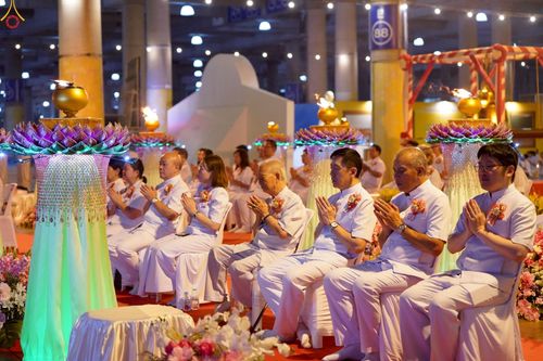 ภาพ No.224040:วันวิสาขบูชา วันอาทิตย์ที่ 11 พฤษภาคม พ.ศ. 2568 พิธีจุดวิสาขประทีป ,  พิธีเวียนประทักษิณรอบพระมหาธรรมกายเจดีย์ , พิธีฉลองชัยสวดมนต์บทธัมมจักกัปปวัตตนสูตร ครบ 7,357,000,000 จบ ณ มหารัตนวิหารคด วัดพระธรรมกาย