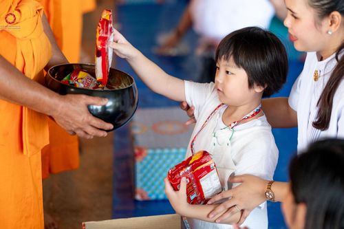 ภาพ No.149982:พิธีตักบาตร , พิธีปฎิบัติธรรม , พิธีถวายภัตตาหารเมนูสวรรค์ ในพรรษาแห่งการเข้าถึงธรรม วันธรรมชัย วันอังคารที่ 27 สิงหาคม พ.ศ.2567 ณ สภาธรรมกายสากล วัดพระธรรมกาย