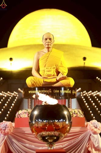 ภาพ No.253712:วันที่ 10 ตุลาคม พ.ศ. 2568 พิธีจุดประทีปบูชาพระผู้ปราบมาร, พิธีจุดประทีปบนพระมหาธรรมกายเจดีย์  20,000 ดวง เนื่องในวันคล้ายวันเกิดครบรอบ 141 ปี พระมงคลเทพมุนี (สด จนฺทสโร)