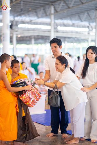 ภาพ No.159007:พิธีตักบาตร ในวันอาทิตย์ต้นเดือน วันที่ 6 ตุลาคม พ.ศ. 2567 ณ สภาธรรมกายสากล วัดพระธรรมกาย