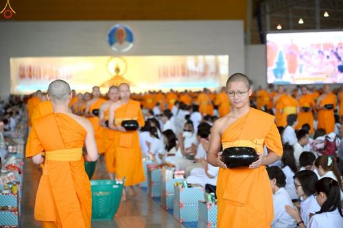ภาพ No.240476:วันพุธที่ 27 สิงหาคม พ.ศ. 2568 พิธีตักบาตร ในวันธรรมชัย ณ วัดพระธรรมกาย จ.ปทุมธานี