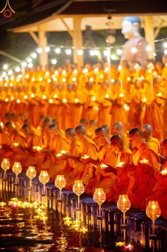 ภาพ No.197225:พิธีจุดประทีปถวายเป็นพุทธบูชา และบูชาธรรมมหาปูชนียาจารย์ ณ วัดโบสถ์(บน) ตำบลบางคูเวียง อำเภอบางกรวย จังหวัดนนทบุรี ในโครงการธรรมยาตรา กตัญญูบูชา มหาปูชนียาจารย์ พระมงคลเทพมุนี(สด จนฺทสโร) พระผู้ปราบมาร อนุสรณ์สถาน 7 แห่ง ปีที่ 13 วันที่ 18 มกราคม พ.ศ. 25