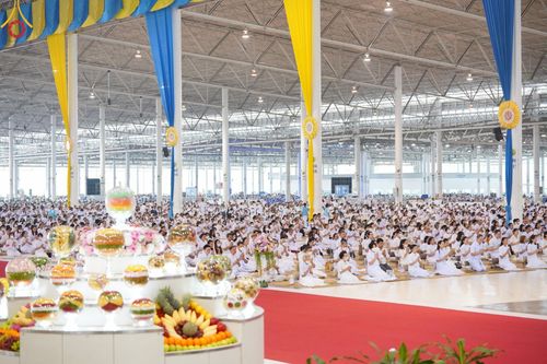 ภาพ No.123097:พิธีตักบาตร และพิธีบูชาข้าวพระ ในวันอาทิตย์ต้นเดือนที่ 4 กุมภาพันธ์ พ.ศ. 2567 ณ วัดพระธรรมกาย จ.ปทุมธานี