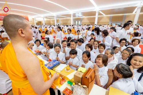 ภาพ No.272949:วันอาทิตย์ที่ 23 พฤศจิกายน พ.ศ.2568 พิธีมุทิตาสักการะ พระมหาเถระและพระเถระ ประจำปีพุทธศักราช 2568 ณ ห้องแก้วสารพัดนึก 2 สภาธรรมกายสากล  วัดพระธรรมกาย