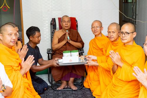 ภาพ No.220382:วันที่ 17 เมษายน พ.ศ. 2568 ผู้แทนวัดพระธรรมกาย ลงพื้นที่เยียวยา ซับน้ำตาเหยื่อแผ่นดินไหวมัณฑะเลย์