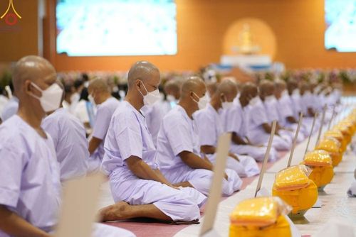 ภาพ No.101500:พิธีเวียนประทักษิณ, พิธีวันทาเจดีย์, พิธีขอขมาและมอบผ้าไตร ในโครงการอุปสมบทหมู่ รุ่นบูชาธรรมมหาปูชนียาจารย์ ณ วัดพระธรรมกาย ในวันที่ 9 ธันวาคม พ.ศ. 2566