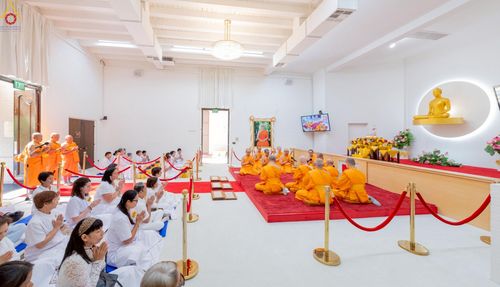 ภาพ No.252315:วันที่ 4-5 ตุลาคม พ.ศ. 2568  วัดพระธรรมกายแคลิฟอร์เนีย ประเทศสหรัฐอเมริกา ได้จัดพิธีตัดปอยผม โดยคณะสงฆ์ ญาติ ๆ และสาธุชน ให้กับนาคธรรมทายาท 8 ท่าน และได้จัดพิธีบรรพชา-อุปสมบท ฉลองพิธีทอดกฐินบรมจักรพรรดิ สร้างอุโบสถ 82 ปี บูชาธรรมหลวงพ่อธัมมชโย