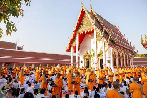 ภาพ No.112779:พิธีตักบาตรพระธรรมยาตราฯ ณ วัดสองพี่น้อง จ.สุพรรณบุรี วันที่ 15 มกราคม พ.ศ. 2567