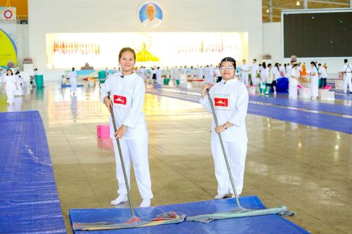 ภาพ No.243556:วันที่ 7 กันยายน พ.ศ. 2568 พิธีตักบาตร ข้าวสารอาหารแห้ง ในวันครูผู้ค้นพบวิชชาธรรมกาย ณ บ้านแก้วเรือนทองคุณยายฯ สภาธรรมกายสากล วัดพระธรรมกาย