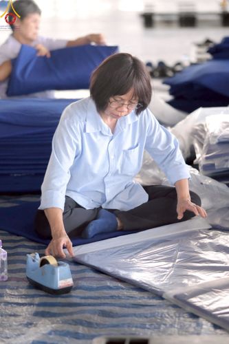 ภาพ No.218534:วันที่ 15 - 18 เมษายน พ.ศ. 2568 การเตรียมภาชนะสำหรับถวายภัตตาหาร , การจัดโต๊ะเก้าอี้ในลานธรรม , การแพ็คพัสดุงานต้อนรับ เพื่องานวันคุ้มครองโลก 22 เมษายน พ.ศ.2568 วัดพระธรรมกาย