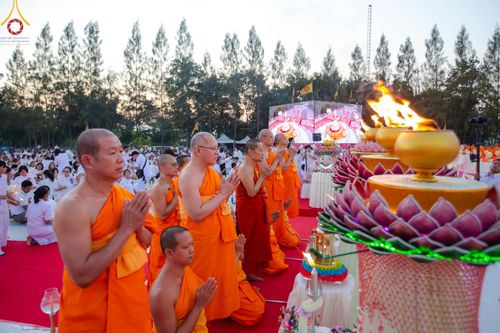 ภาพ No.192722:พิธีจุดประทีปถวายเป็นพุทธบูชา และบูชาธรรมมหาปูชนียาจารย์ ณ อนุสรณ์สถานคลองบางนางแท่น อ.สามพราน จ.นครปฐม ในโครงการธรรมยาตรา กตัญญูบูชา มหาปูชนียาจารย์ พระมงคลเทพมุนี(สด จนฺทสโร) พระผู้ปราบมาร อนุสรณ์สถาน 7 แห่ง ปีที่ 13 วันที่ 10 มกราคม พ.ศ. 2568