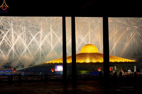ภาพ No.122298:พิธีจุดประทีปถวายเป็นพุทธบูชา และบูชาธรรมมหาปูชนียาจารย์ พระมงคลเทพมุนี(สด จนฺทสโร) ในโครงการธรรมยาตรา กตัญญูบูชา มหาปูชนียาจารย์ พระมงคลเทพมุนี(สด จนฺทสโร) พระผู้ปราบมาร อนุสรณ์สถาน 7 แห่ง ปีที่ 12 วันที่ 31 มกราคม พ.ศ. 2567 ณ วัดพระธรรมกาย จ.ปทุมธานี (