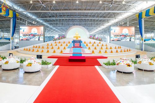 ภาพ No.143472:พิธีตักบาตร ข้าวสารอาหารแห้ง ณ บ้านแก้วเรือนทองคุณยายฯ และ พิธีบูชาข้าวพระ  ณ สภาธรรมกายสากล วัดพระธรรมกาย วันอาทิตย์ที่ 7 กรกฎาคม พ.ศ. 2567