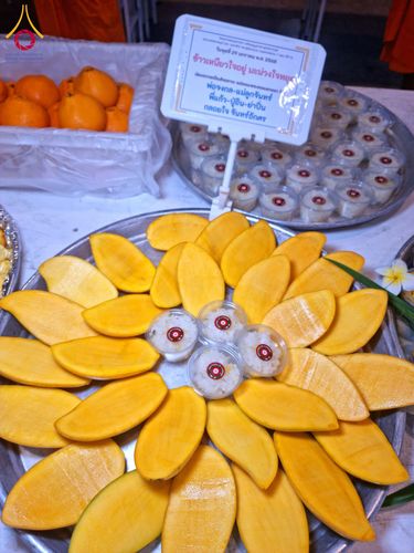 ภาพ No.203274:พิธีถวายภัตตาหารเป็นสังฆทาน แด่พระธรรมยาตรา ณ วัดพระธรรมกาย ตำบลคลองสาม อำเภอคลองหลวง จังหวัดปทุมธานี ในโครงการธรรมยาตรา กตัญญูบูชา มหาปูชนียาจารย์ พระมงคลเทพมุนี(สด จนฺทสโร) พระผู้ปราบมาร อนุสรณ์สถาน 7 แห่ง ปีที่ 13 วันที่ 29 มกราคม พ.ศ. 2568