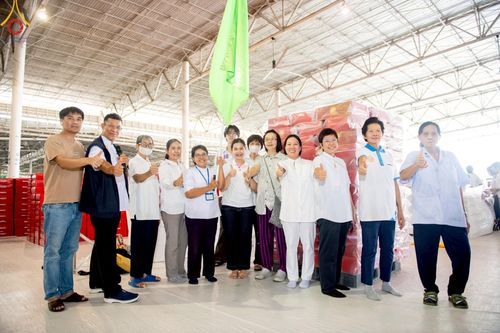 ภาพ No.214411:วันที่ 29 มีนาคม พ.ศ.2568 กิจกรรมใส่ถุงซิปกล่องไทยธรรม เพื่อรักษาความประณีตของกล่องไทยธรรม ในทุกสภาพอากาศ ณ บ้านแก้วเรือนทองคุณยาย วัดพระธรรมกาย