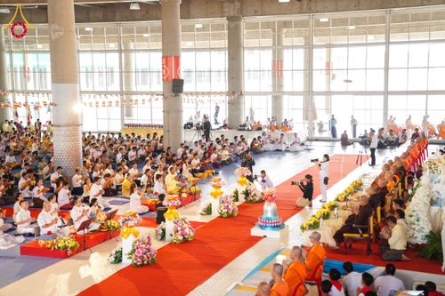 ภาพ No.143754:พิธีถวายผ้าไตร, สวดธรรมจักร, ปฏิบัติธรรม และฟังแสดงพระธรรมเทศนา ภาษาเมียนมา โดยมีสาธุชนชาวเมียนมากว่า 4,000 คน เข้าร่วมพิธี ณ มหารัตนวิหารคด วัดพระธรรมกาย วันอาทิตย์ที่ 7 กรกฎาคม พ.ศ. 2567