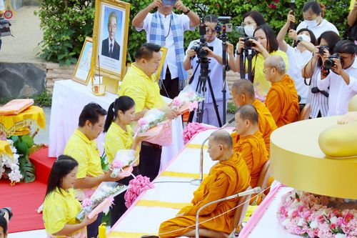 ภาพ No.241964:วันอาทิตย์ที่ 31 สิงหาคม พ.ศ. 2568 พิธีทำบุญแด่คณะสงฆ์ 122 รูป ฉลอง 121 ปี อำเภอคลองหลวง จ.ปทุมธานี เพื่อนำส่งช่วยเหลือคณะสงฆ์ 323 วัด 4 จังหวัดชายแดนภาคใต้ และช่วยเหลือประชาชนจากเหตุปะทะ แนวชายแดนไทย-กัมพูชา ณ บริเวณหน้าที่ว่าการอำเภอคลองหลวง 