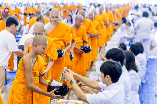 ภาพ No.223419:วันวิสาขบูชา วันอาทิตย์ที่ 11 พฤษภาคม พ.ศ. 2568 พิธีตักบาตร และปฎิบัติธรรม ณ สภาธรรมกายสากล วัดพระธรรมกาย