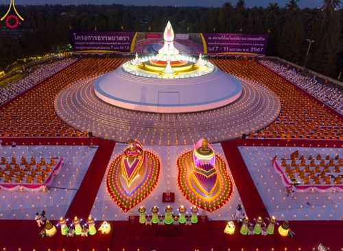 ภาพ No.109652:พิธีจุดประทีปถวายเป็นพุทธบูชา และบูชาธรรมมหาปูชนียาจารย์ วันที่ 10 มกราคม พ.ศ. 2567 ณ อนุสรณ์สถานคลองบางนางแท่น อ.สามพราน จ.นครปฐม