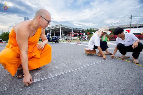 ภาพ No.88770:คณะสงฆ์ เจ้าหน้าที่ และสาธุชน ทุ่มเทแรงกายแรงใจเตรียมงาน เพื่องานวันครูผู้ค้นพบวิชชาธรรมกาย ตั้งแต่วันที่ 20 กันยายน พ.ศ. 2566