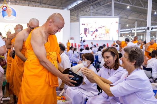 ภาพ No.207311:พิธีตักบาตร และปฏิบัติธรรมช่วงสาย ในวันมาฆบูชา วันพุธที่ 12 กุมภาพันธ์ พ.ศ. 2568 ณ วัดพระธรรมกาย จังหวัดปทุมธานี