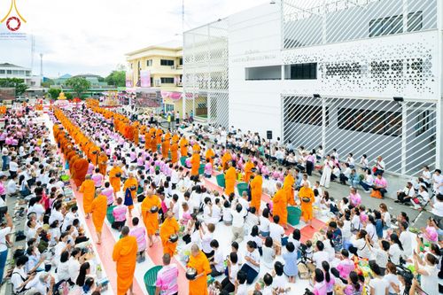 พิธีเจริญพระพุทธมนต์ และทำบุญตักบาตรแด่คณะสงฆ์ จำนวน 121 รูป เนื่องในโอกาสฉลองครบรอบ 120 ปี อำเภอคลองหลวง จังหวัดปทุมธานี เพื่อถวายเป็นพุทธบูชา ช่วยเหลือผู้ประสบความเดือดร้อนจากอุทกภัย และคณะสงฆ์ 323 วัด 4 จังหวัดชายแดนภาคใต้ วันเสาร์ที่ 31 สิงหาคม พ.ศ. 