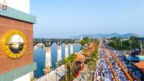 ภาพ No.101897:ตักบาตรพระ 10,000 รูป เติมบุญให้แผ่นดิน เนื่องในโอกาส 192 ปี จังหวัดกาญจนบุรี หนึ่งในโครงการตักบาตรพระ 2,000,000 รูป  77 จังหวัดทุกวัดทั่วไทย วันจันทร์ที่ 11 ธันวาคม พ.ศ. 2566 บริเวณถนนสองแคว (SKY WALK) เมืองกาญจนบุรี